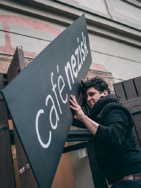 Práce na otevření kavárny v Praze na Pohořelci