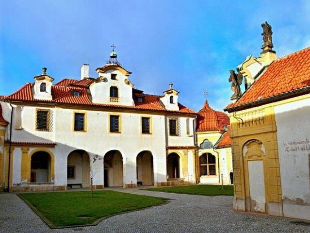 Kostel Panny Marie Vítězné – dvůr