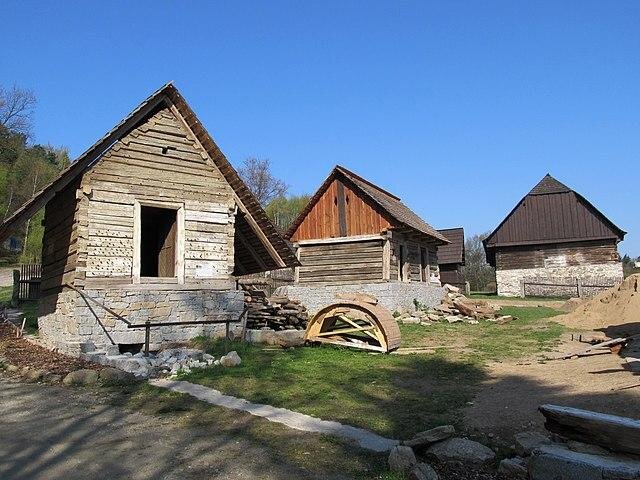 Ve skanzenu v Chanovicích najdeme dvacet objektů lidové architektury určených k bydlení i hospodářským účelům.