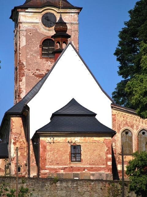 Přirozeně hydraulické vápno bylo použito například při obnově kostela sv. Anny ve Starých Bucích. 