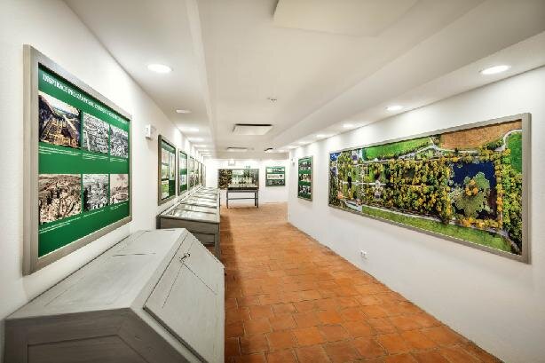Muzejní expozice v přízemí v místech, kde mívalo Jihočeské divadlo šatny herců.
