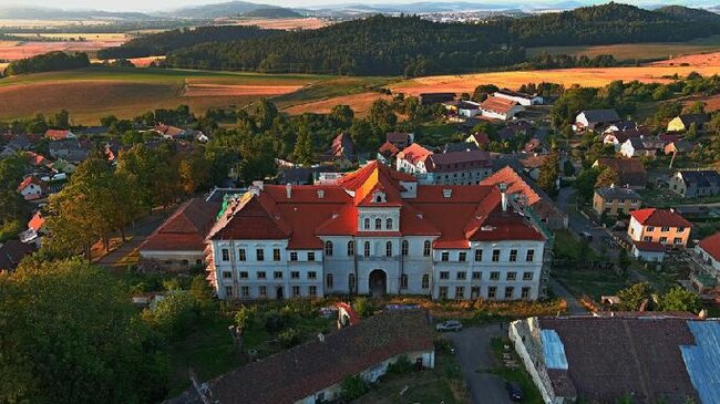 Pohled z ptačí perspektivy na jižní fasádu