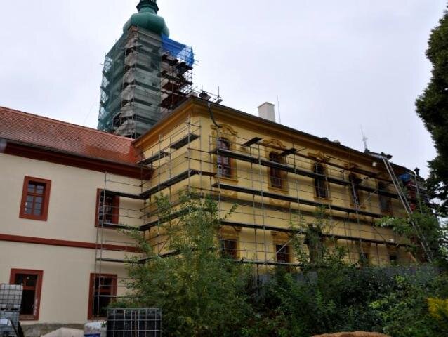 Fasáda sakristie po prvním nátěru