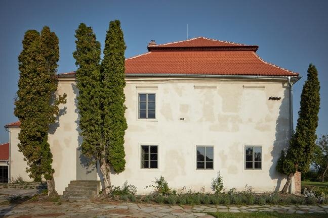 Keramická manufaktura zde byla založena v roce 1823.