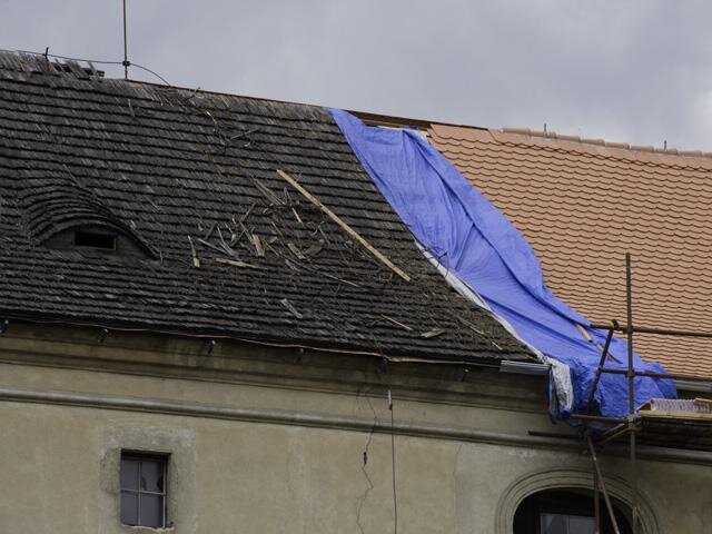 Patrný rozdíl mezi značně poškozenou nepůvodní šindelovou krytinou a novou pálenou střechou Tondach