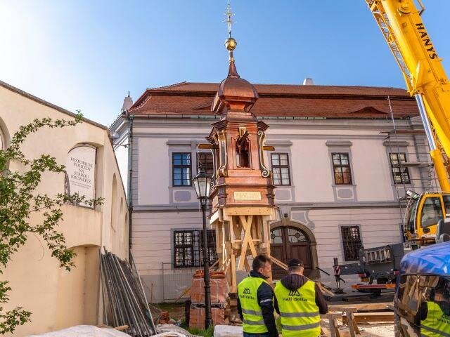 Transport nového sanktusníku na střechu pomocí jeřábu