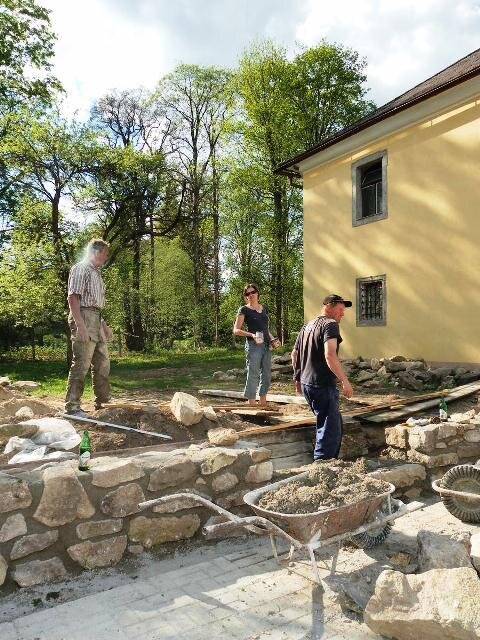 Stavba kamenné zídky 4. května 2012