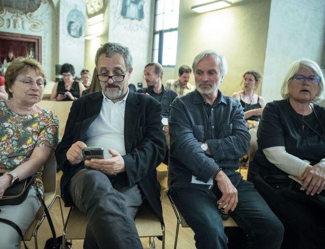 Účastníci konference si k prezentovaným obnovám památek vyhledávali další informace.