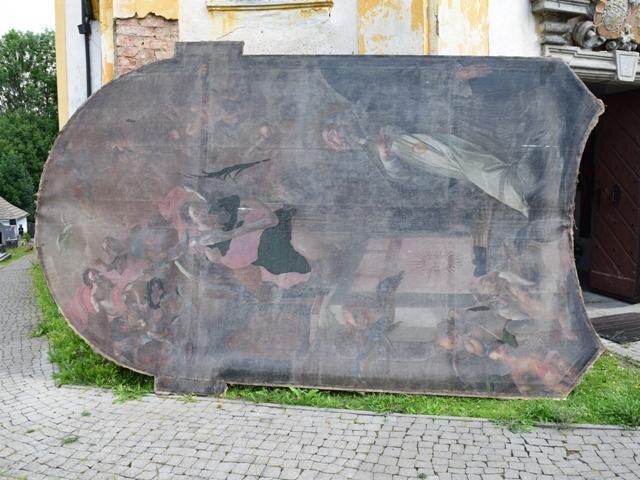 Vyjmutý obraz před kostelem sv. Jana Nepomuckého