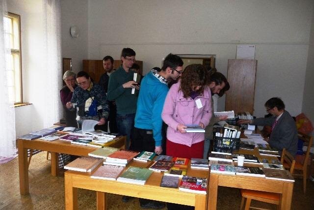 Účastníci využívají možnost zakoupení odborných publikací.