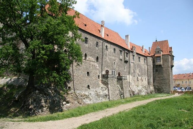 Pohled na gotický palác s renesanční věží Jelenka před rekonstrukcí