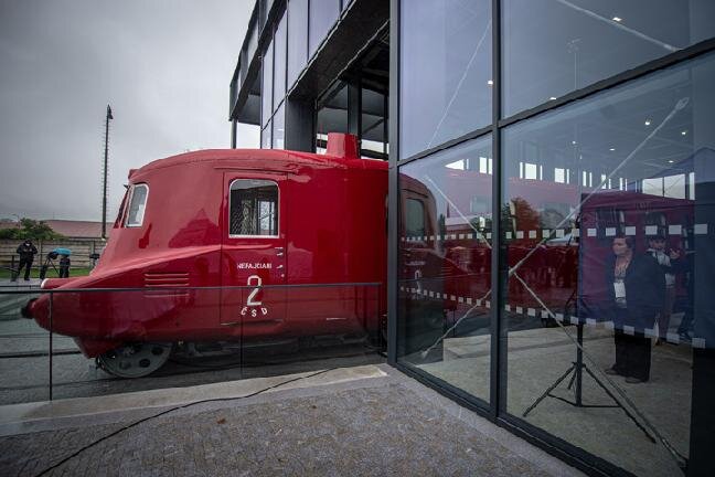 Obnovený vůz před expoziční halou kopřivnického muzea