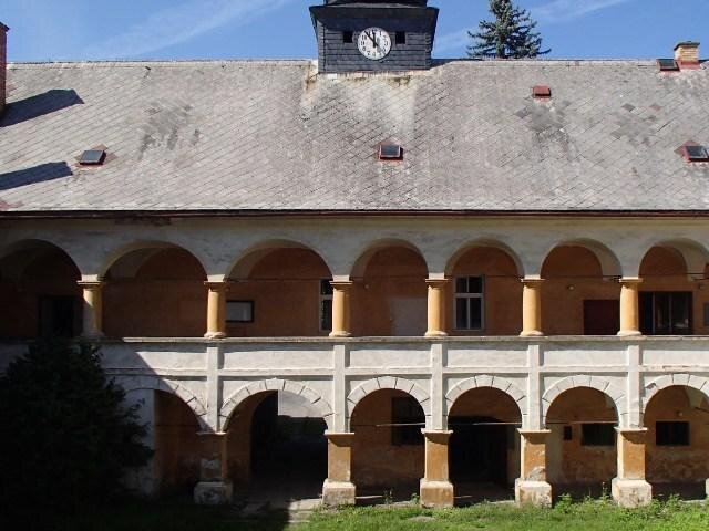 Nádvoří zámku s hodinovou věží