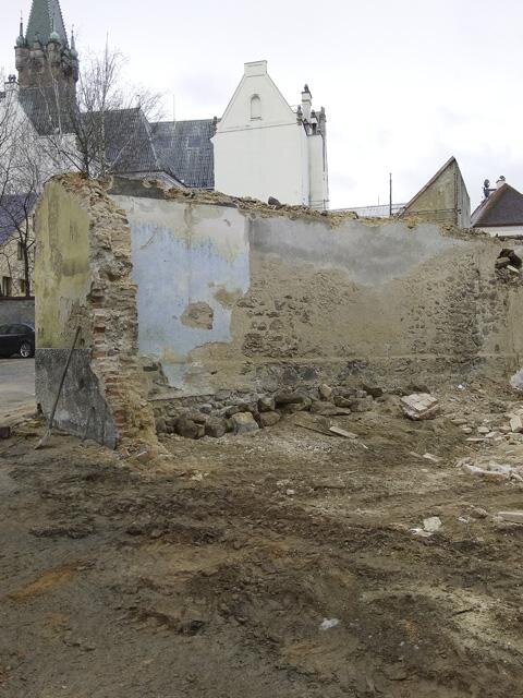 Při vnitřní straně zdi vznikne kamenný chodníček s několika stupni navazující na stávající dláždění. 