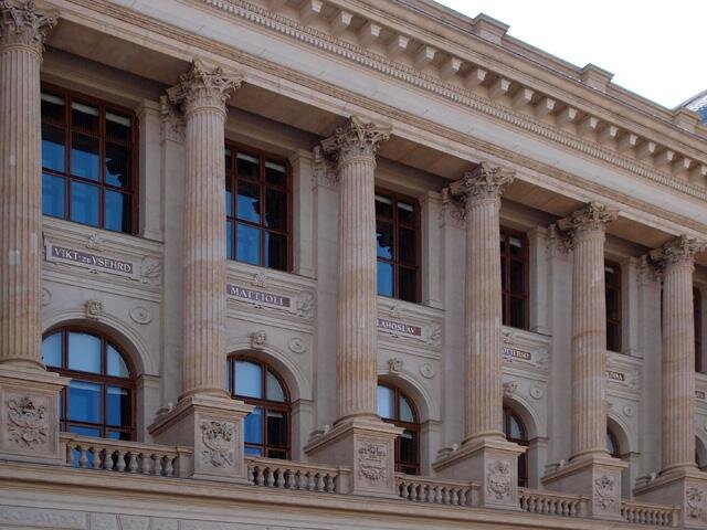 Historická budova byla postavena v letech 1885–1891 podle plánů architekta Josefa Schulze. 