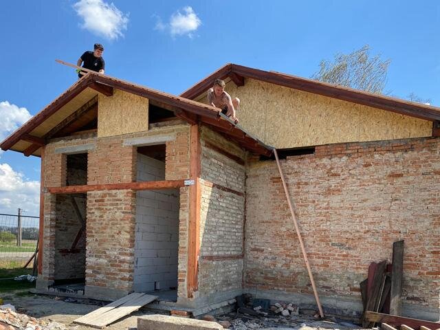 Probíhající obnova hrázděného nádražního objektu