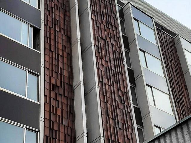 Při rekonstrukci výjimečného pražského hotelu InterContinental architektů Karla Filsaka a Jiřího Geberta bylo použito několik typů fasádních keramických tvarovek v odstínu kabřincové hnědé.