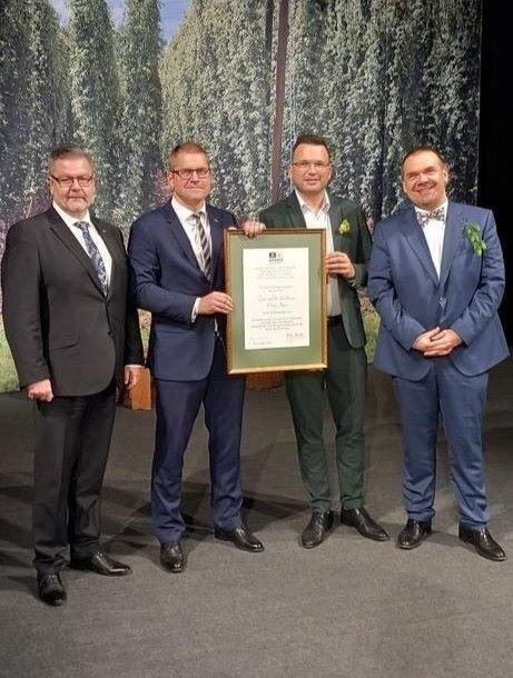 Převzetí certifikátu UNESCO – zleva hejtman ÚK J. Schiller, starosta města Žatec R. Laibl, manažer zapsané památky J. Špička a ministr kultury M. Baxa