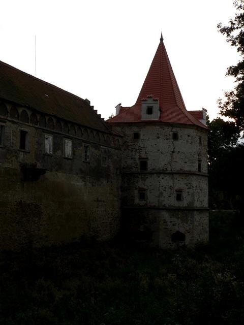 Severozápadní bašta s opravenou střechou nad původním příkopem