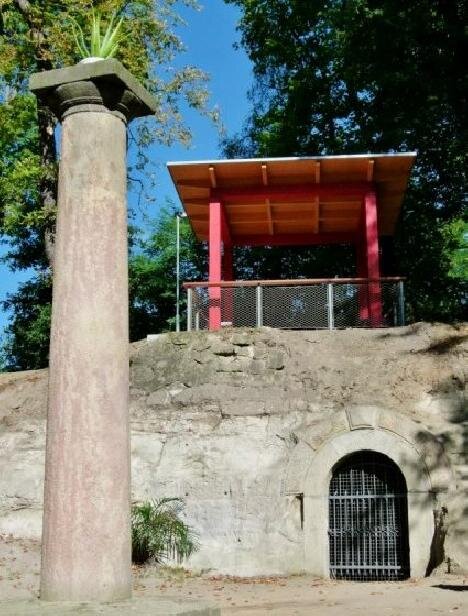 Pod altánem Chotkova sedátka byla v minulosti do skály vytesána také poustevna. 