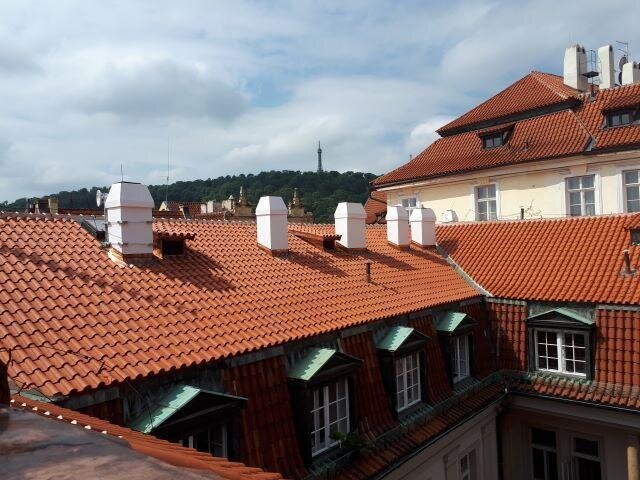 Pohled přes nové střechy Hartigovského paláce na Petřín