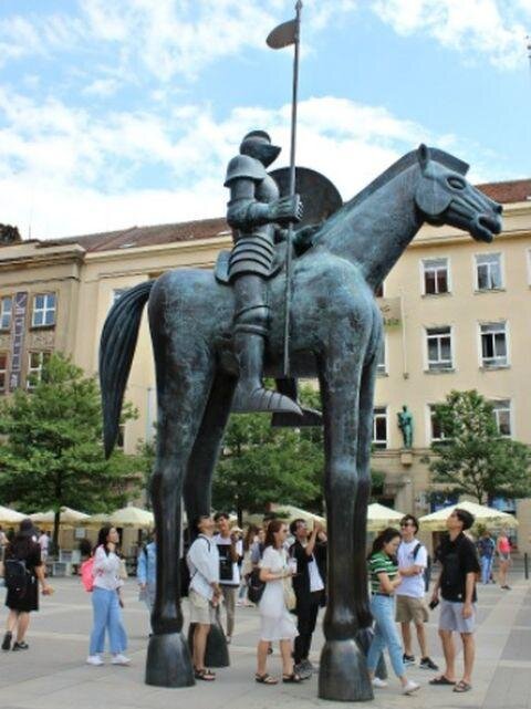 Jezdeckou sochu jako alegorii odvahy vytvořenou na počest markraběte Jošta Lucemburského najdeme na Moravském náměstí.