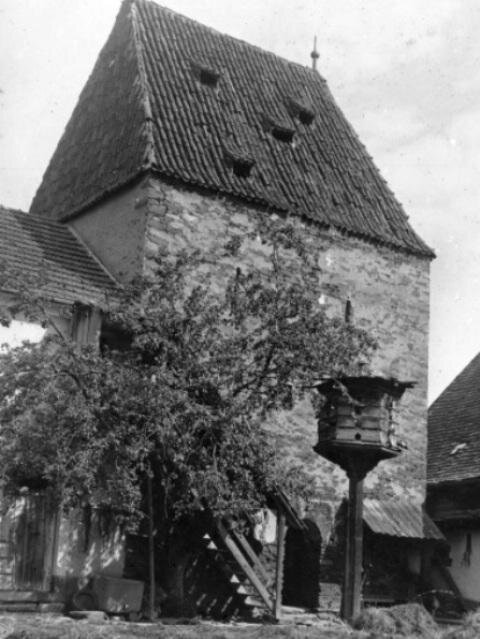 Pohled ze dvora statku čp. 1 na věž. Nesignováno, před rokem 1945