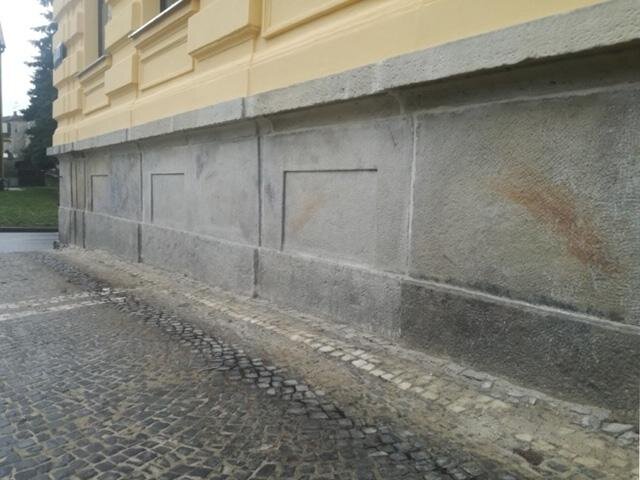 Pohled na sanovaný sokl
