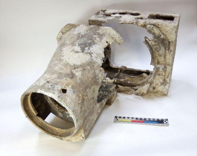 Kryt letecké fotokamery s označením Rb 50/30, kterou používala německá letadla Messerschmitt a Junkers k průzkumným účelům.