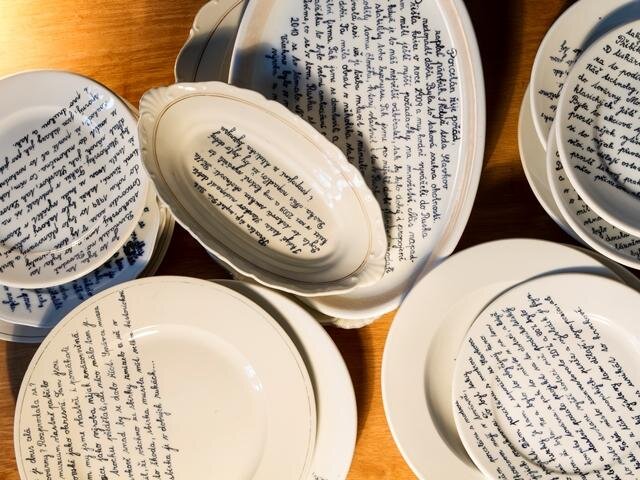 Ateliér keramiky a porcelánu – Quynh Trang Tran – časová schránka – práce k projektu zabývajícího se leskem a bídou českých porcelánek a keramických závodů