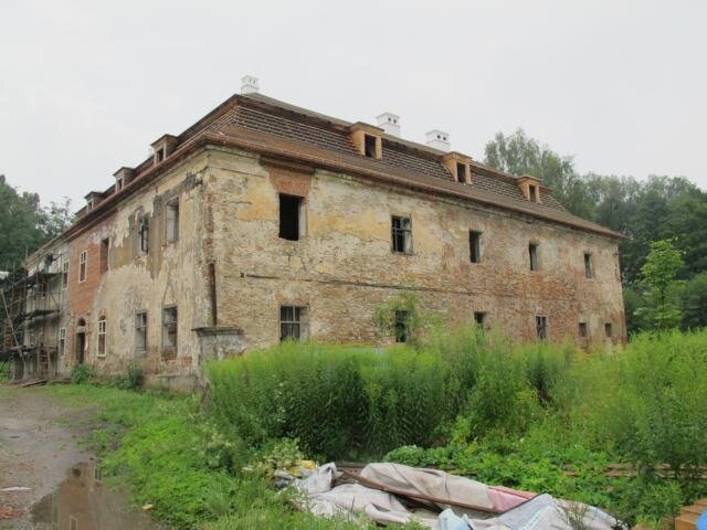 Zámek v Ropici – stav v červenci 2012.