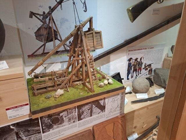 Karel Lhotský vytvořil pro muzeum i funkční středověký katapult.
