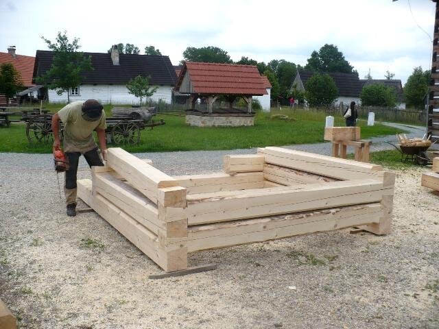 Zájemci si mohli prohlédnout ukázku roubení tradiční roubenky.