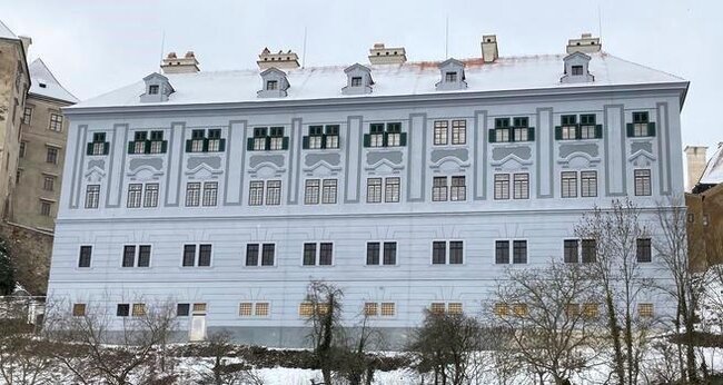 Současná barevnost fasády odpovídá nejstarší nálezové vrstvě, tedy 30. letům 18. století. Okrová byla použita teprve na počátku 20. století.