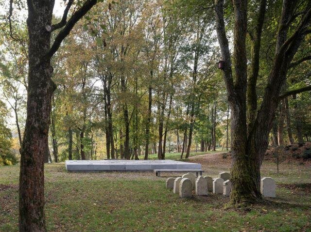 Park připomíná i smutné kapitoly dějin Aše spojené s likvidací největšího ašského hřbitova v normalizačních 70. letech minulého století. 
