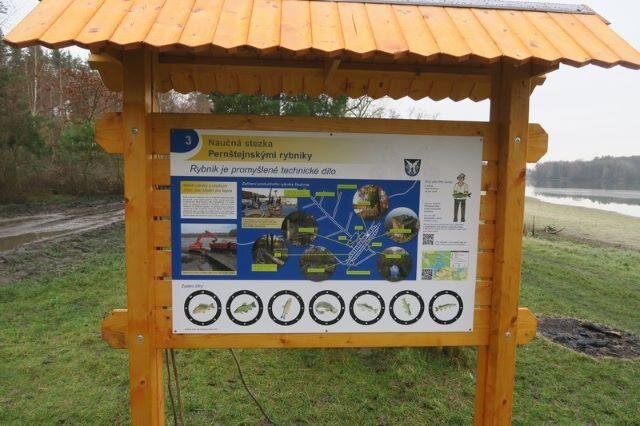 Kolem rybníka vede i naučná stezka Pernštejnské rybníky.