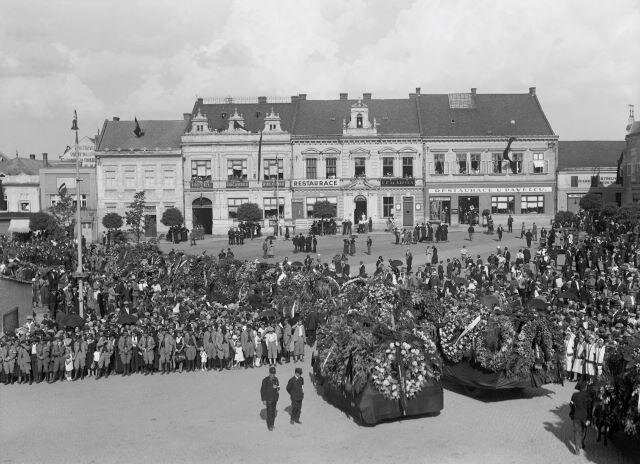 Choreografii průběhu pohřbu byla věnována velká pozornost. Průvod se z továrny přesunul na náměstí, kde se Zlín loučil s Tomášem Baťou, starostou města. Smuteční věnce vezlo osm nákladních vozů. 
