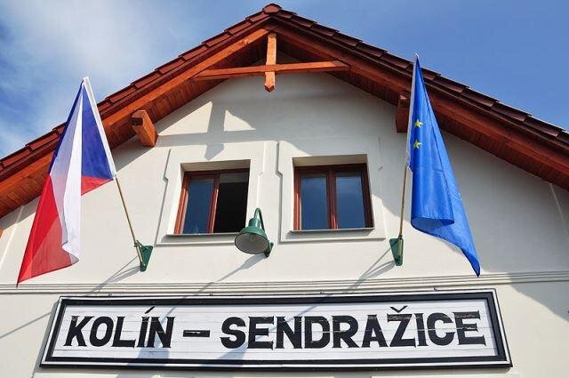 Řepařská drážka má zázemí na nádraží v Sendražicích.