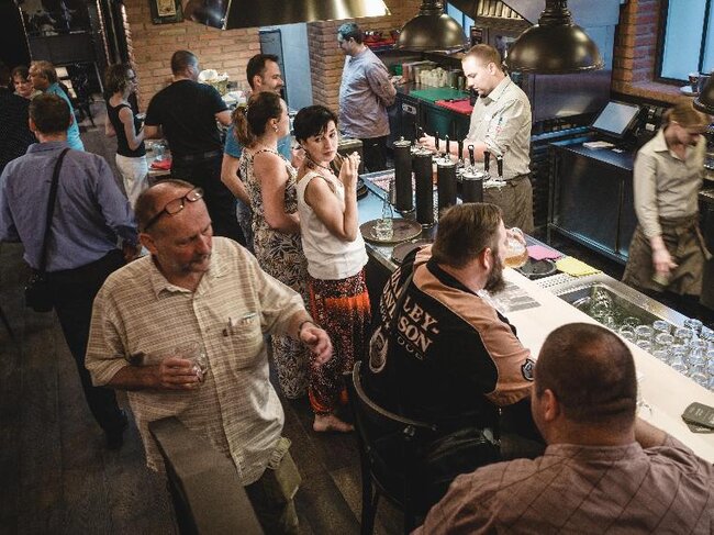 Pivní klasiku i speciality si návštěvníci mohou vychutnávat ve stylovém Beer 