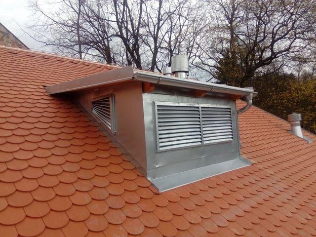 Detailní pohled na střechu s vikýřem