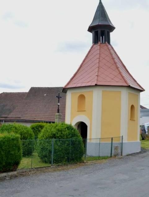 Třetí příčku v kategorii Stavby obsadila opravená kaple s pamětním křížem v Kramolíně.