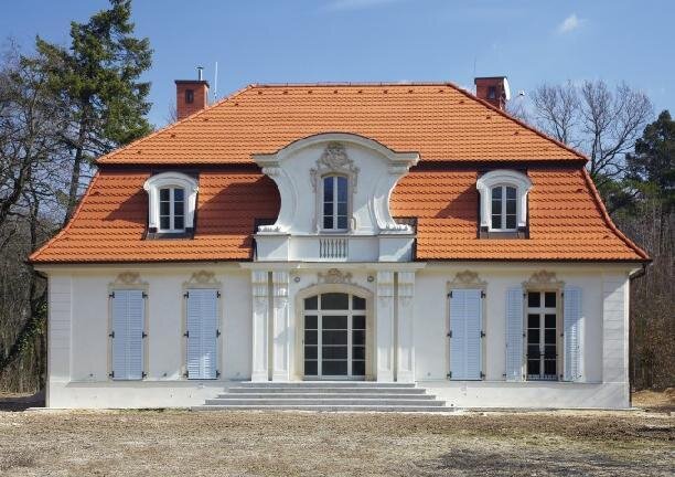 Pálená střešní krytina byla použita například při opravě budovy nemocnice v Třebotově.