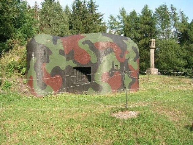 Areál jedné z největších dělostřeleckých tvrzí československého opevnění Stachelberg z roku 1938 zahrnuje několik unikátních objektů.