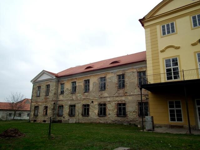 Další části fasád teprve rekonstrukce čeká.
