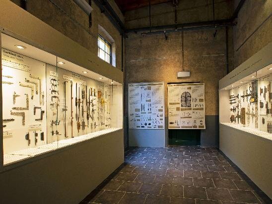 Pohled do expozice – dveřní kování