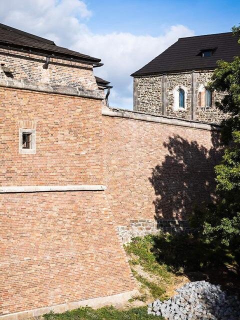 Při obnově fortifikace chebského hradu bylo použito přes 100 tisíc cihel a kromě nich byly vyrobeny také stříšky a atypicky tvarované cihly pro nároží. 