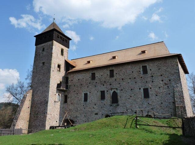 Na hradě Litice byla obnovena a rozšířena expozice archeologických nálezů o dosud nevystavené předměty převážně z 15. století.