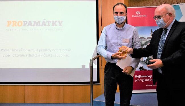 Ředitel Institutu pro památky a kulturu Aleš Kozák přebírá Cenu hejtmanky Jihočeského kraje za společenskou odpovědnost za rok 2019.