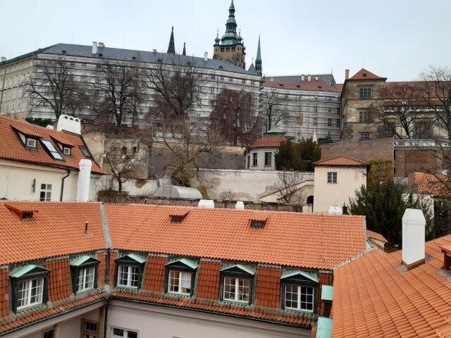 Hartigovský palác najdeme na Malé Straně nedaleko Zámeckých schodů k Pražskému hradu.