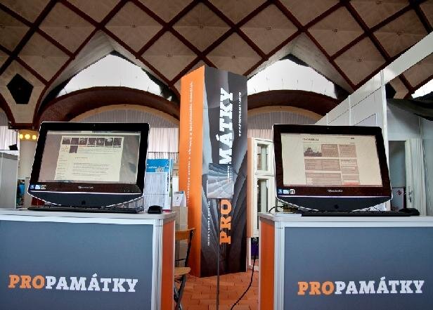 Portál PROPAMÁTKY prezentoval na svém vlastním stánku své služby on-line.